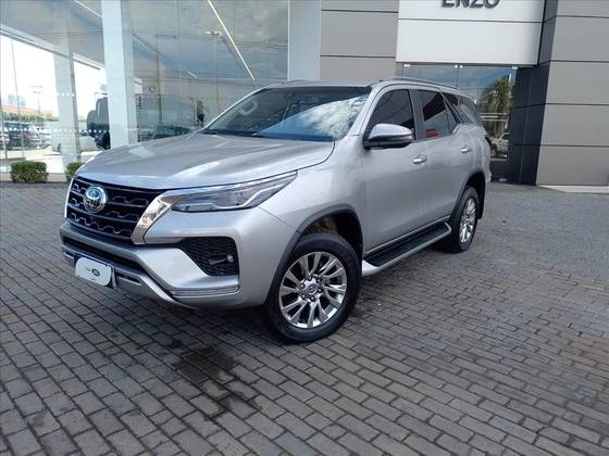 TOYOTA HILUX SW4 2.8 D-4D TURBO DIESEL SRX 7L 4X4 AUTOMÁTICO